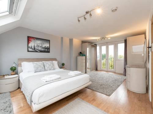 New Eltham House | Spacious 4-Bed House Direct Link to Central London Pass the Keys