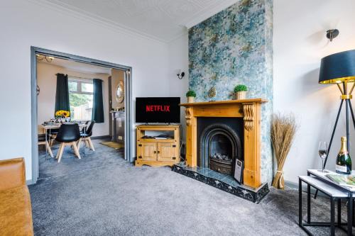 Crewe House | Spacious 4-Bed House in Crewe by 53 Degrees Property, Long-term discounts, Ideal for Contractors - FREE Parking - Sleeps 8