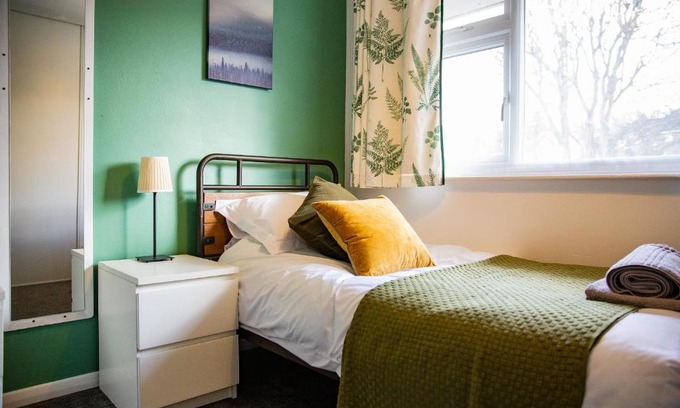Sheffield House | Spacious 4 Bed House w Office & Parking Nr Peaks