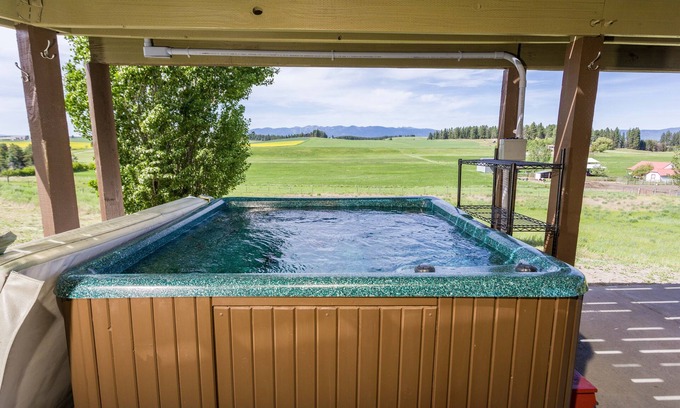Kalispell House | Spacious 4 bedroom 2 Bath on 3 acres - Spectacular Views & Hot Tub!