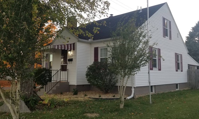 Wilmington House | Spacious 4-bedroom 2 Bath in central Wilmington.nwith Hot Tub.