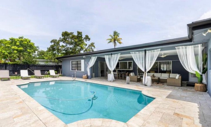 Plantation Villa | Spacious 4 Bedroom 3 Bathroom House with Heated Pool and Outdoor Shower close to FFL Airport and Cruise Port