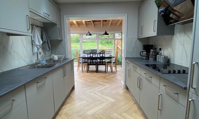 Northampton House | Spacious 4 Bedroom House