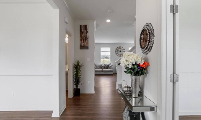 St. James House | Spacious 4-bedroom house in wonderful Hagerstown with AC, WiFi