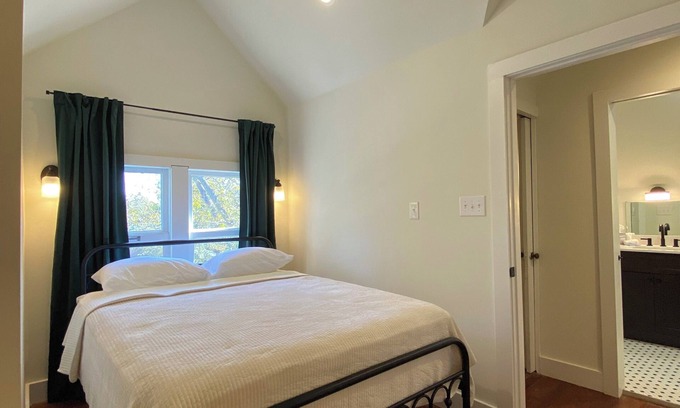 Heritage House | Spacious 4-bedroom house on historic Hopkins street San Marcos with WiFi, AC