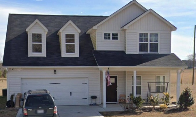 Sanford House | Spacious 4-bedroom home centrally located near Raleigh-Durham and Fayetteville