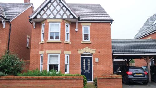 Bedford House | Spacious 4 Bedroom Home with Garden in Bedford