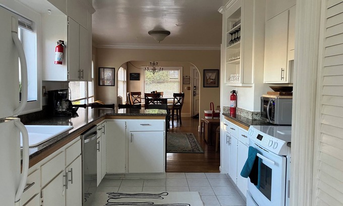 North Queen Anne House | Spacious 4-bedroom house in awesome Seattle with WiFi, AC