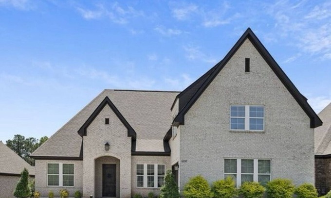 Auburn House | Spacious 4 Bedroom House in Auburn- Located 3.1 miles from AU Stadium