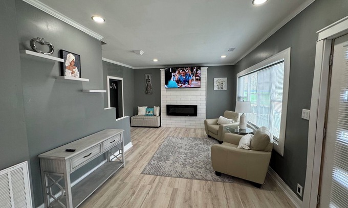Dolton House | Spacious 4-bedroom house in marvelous Dolton with WiFi, AC