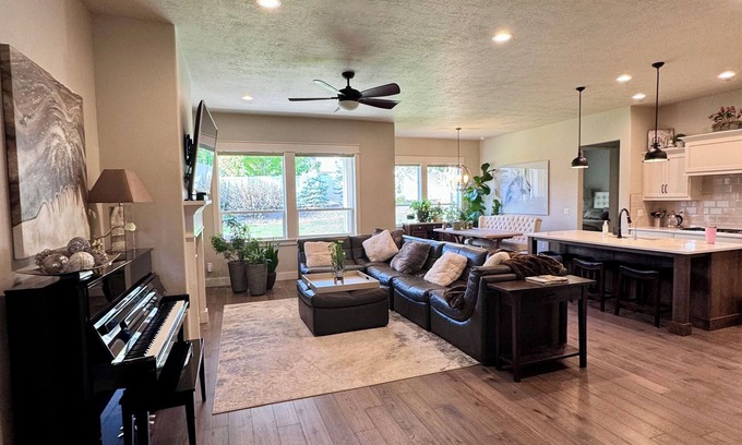Meridian House | Spacious 4 BR 3 BA home in beautiful neighborhood. Gated yard. Pet-friendly.