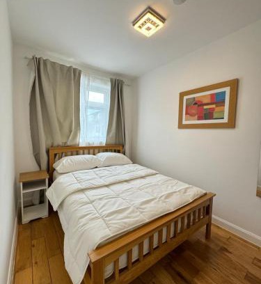 Custom House House | Spacious 4BD Home near ExCel London!