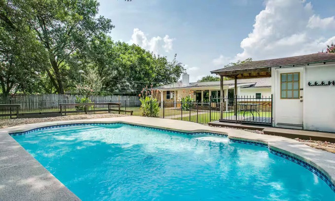 Bedford House | Spacious 4BR Near DFW & Stadium
