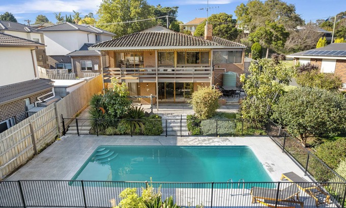 Endeavour Hills House | Spacious 5-Bedroom Home & Pool