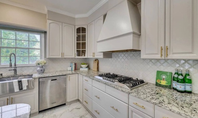 Martinez House | Spacious 5-bed fully furnished house in welcoming Evans with fitness room, WiFi