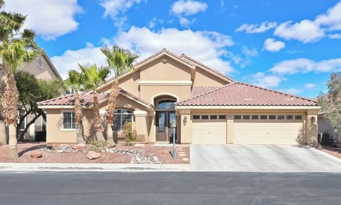 Las Vegas House | Spacious 5-bedroom house in amazing Las Vegas with fitness room, WiFi