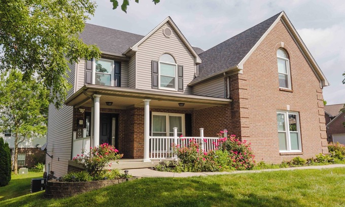 Lexington House | Spacious 5-bedroom house with fitness room in charming Lexington