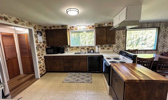 Lynden House | Spacious 5-bedroom house in charming Lynden with theater room and Wi-Fi