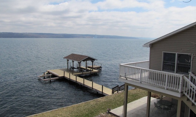 Interlaken House | Spacious 5 Bedroom Lakeside Retreat in the Heart of Wine Country