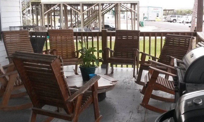 Braithwaite Cabin | Spacious 5-bedroom lodge in brilliant Delacroix with AC, WiFi