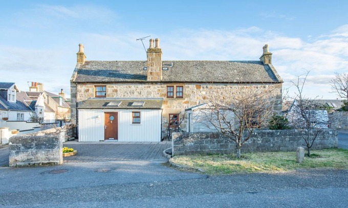 Kinloss House | Spacious 5 Bedroom. Pet-Friendly Self Catering Cottage in Findhorn.