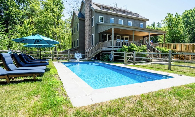 Miami Park House | Spacious 5 bedroom home with hot tub - heated pool, great golf nearby, & more!