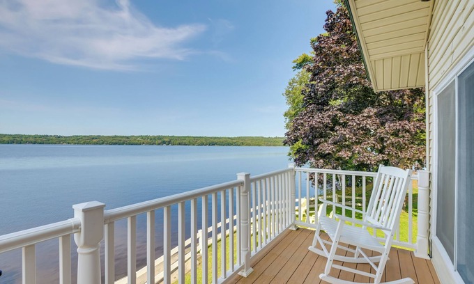 Sidney House | Spacious 5-bedroom waterfront house in lovely Sidney with WiFi, AC