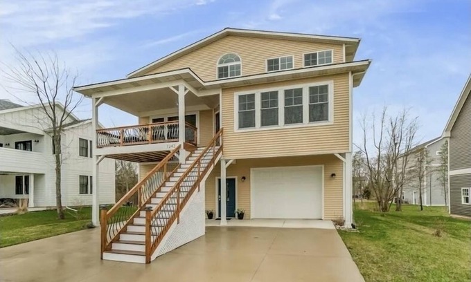 Miami Park House | Spacious 5 BR home with views of Lake Michigan and access to beach via stairway.