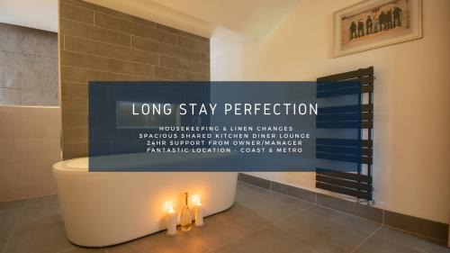 Westoe Apartment | Spacious 5 Double Bedroom 6 Beds Townhouse 2 Bathrooms, Ideal for long term contractor, etc stays, 15 mins drive to Nissan, 10 mins walk to metro station - see our site for assurance