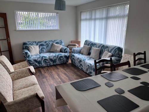 Lisburn House | Spacious 5 double bed bedroom bungalow near Belfast