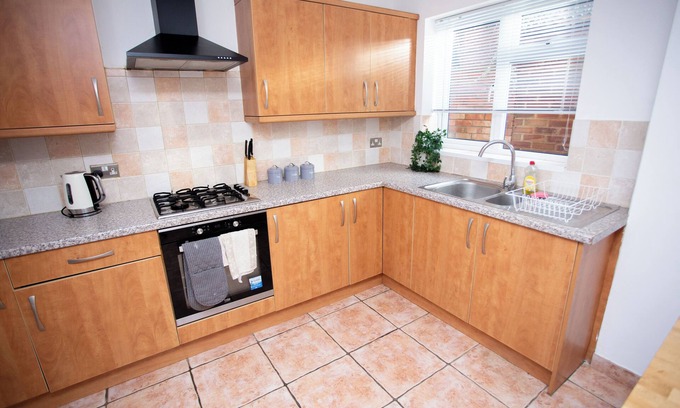 Luton House | Spacious 6 Bed Haven in Luton: Contractor-Friendly
