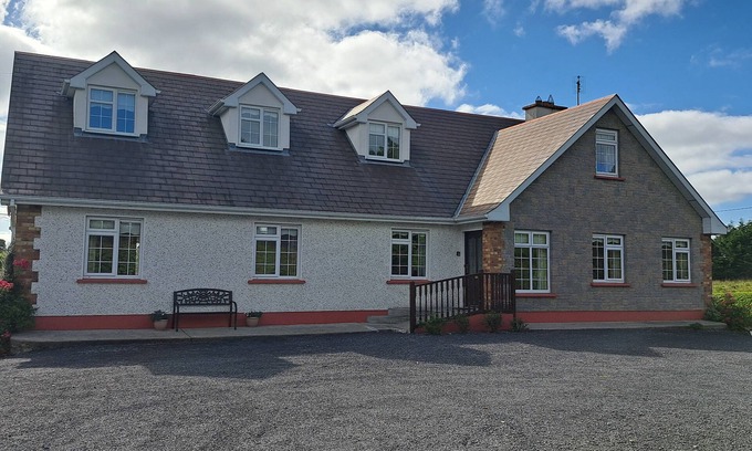 Kilmovee House | Spacious 6-Bed House 10 minutes from Knock Airport