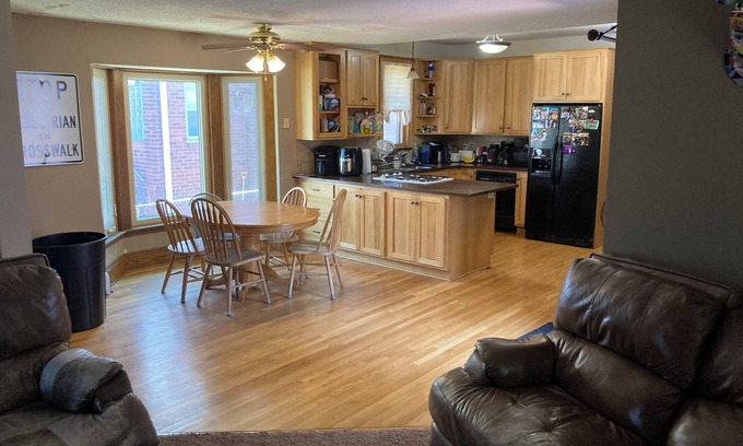 Merriam Park House | Spacious 6-bedroom 3 bath house Saint Paul - sleeps 18!