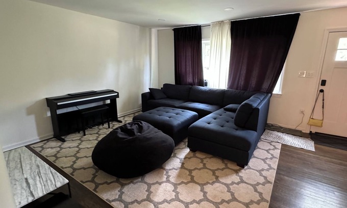 Princeton House | Spacious 6-bedroom house with WiFi and AC in charming Princeton