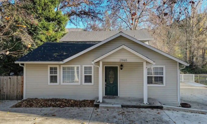 Sonora House | Spacious 6-bedroom home with ping pong table & large yard in enchanting Sonora