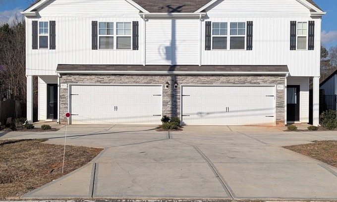 Huntersville House | Spacious 6-bedroom townhome in welcoming Huntersville with WiFi, AC