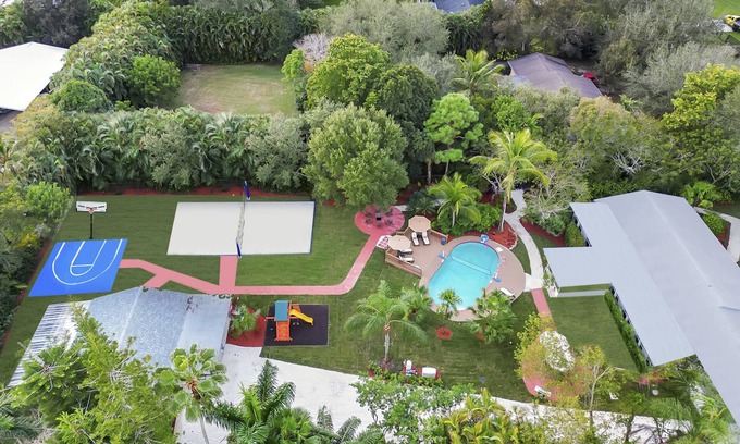 Davie House | Spacious 6BR w/POOL & Tons of Games