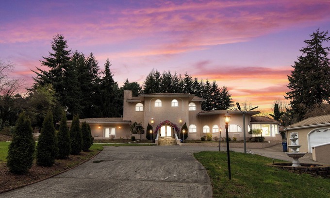 Tukwila Villa | Spacious 7-bedroom Villa, 5 mins from SeaTac Airport with Tennis Court