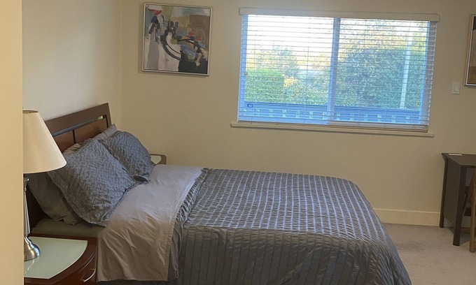 Richmond House | Spacious and bright bedroom with separate bathroom