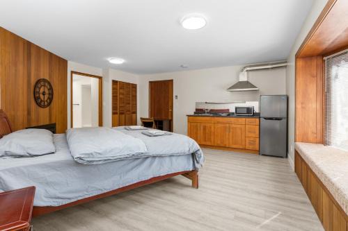 Ladner House | Spacious and bright suite with independent entrance