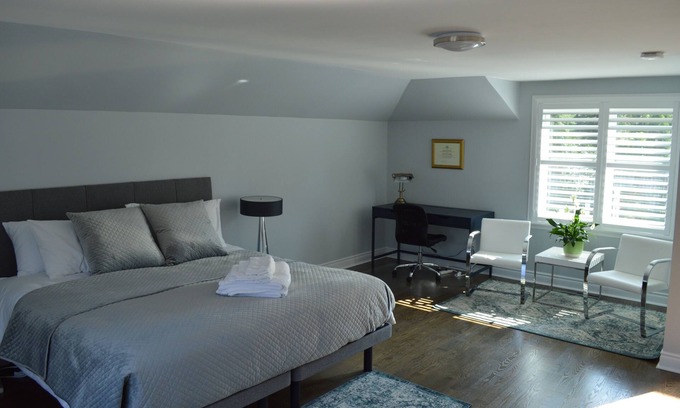 York Mills House | Spacious and cozy retreat with parking