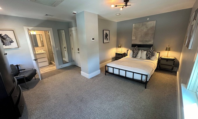 Historic Hill Hotel | Spacious and modern 1 Bed/1 Bath/Dog friendly with parking on Historic Pelham St.