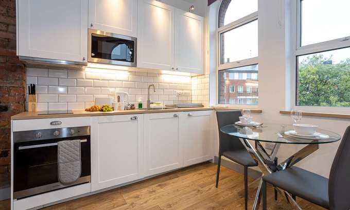Salford Apartment | Spacious, Apartment Close to Manchester City Centre By Pillo Rooms