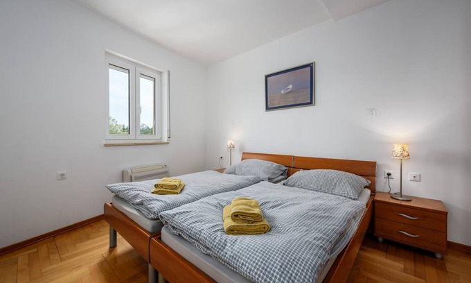 Monterol Apartment | Spacious apartment near the sea