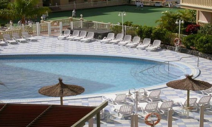 San Miguel de Abona Apartment | Spacious Apartment Winter Gardens with WiFi and freeview English tv