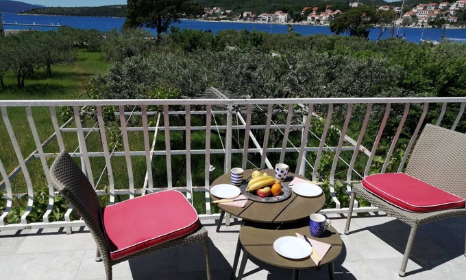 Slano Apartment | Spacious apartment with beautiful marina and sea views