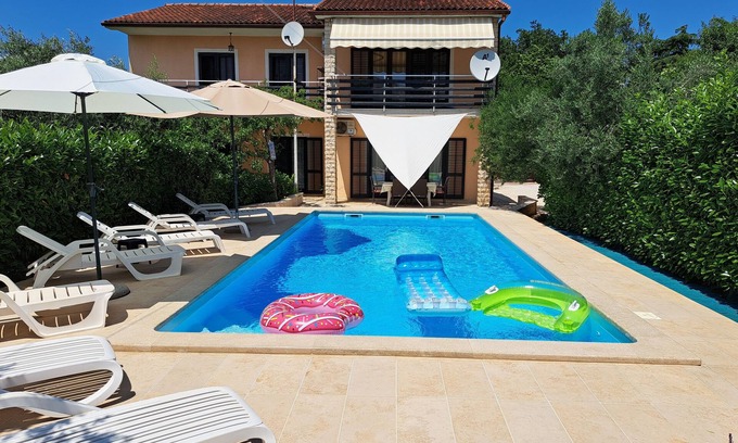 Valdebek Apartment | Spacious apartment with big pool close to Pula