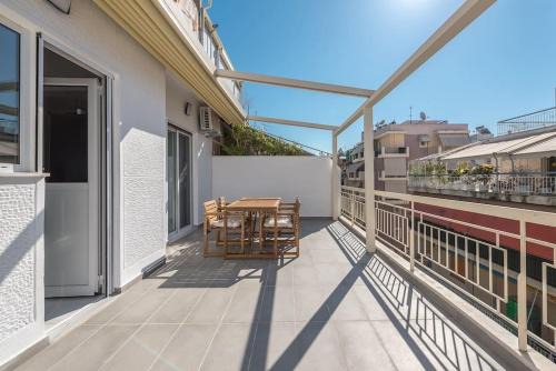 Athens Apartment | Spacious Athens Apt Large Balcony 200m to Metro