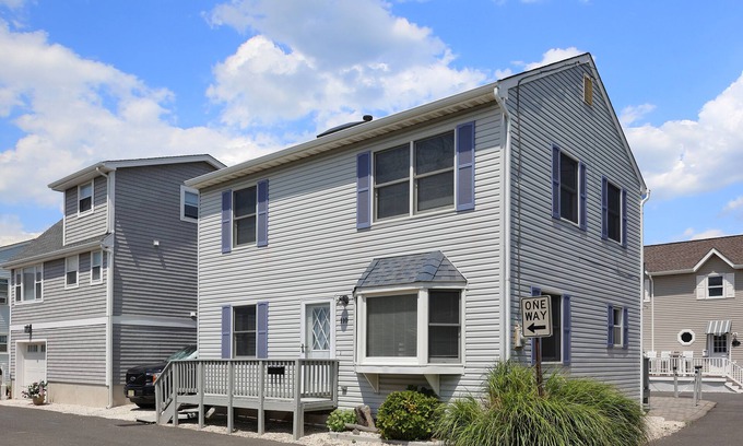 Normandy Beach House | Spacious Beach House located 1 Block from the Beach
