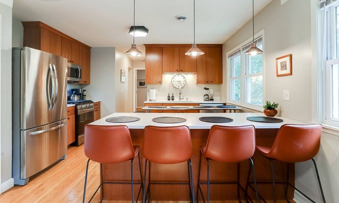 Merriam Park Apartment | Spacious beautifully updated mid-century 4 bed 2 bath near Grand Ave.